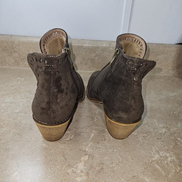 Boutique By CORKYS Booties womens SZ 8 Suede Cutout Ankle Boot Festival Fair - Picture 5 of 11